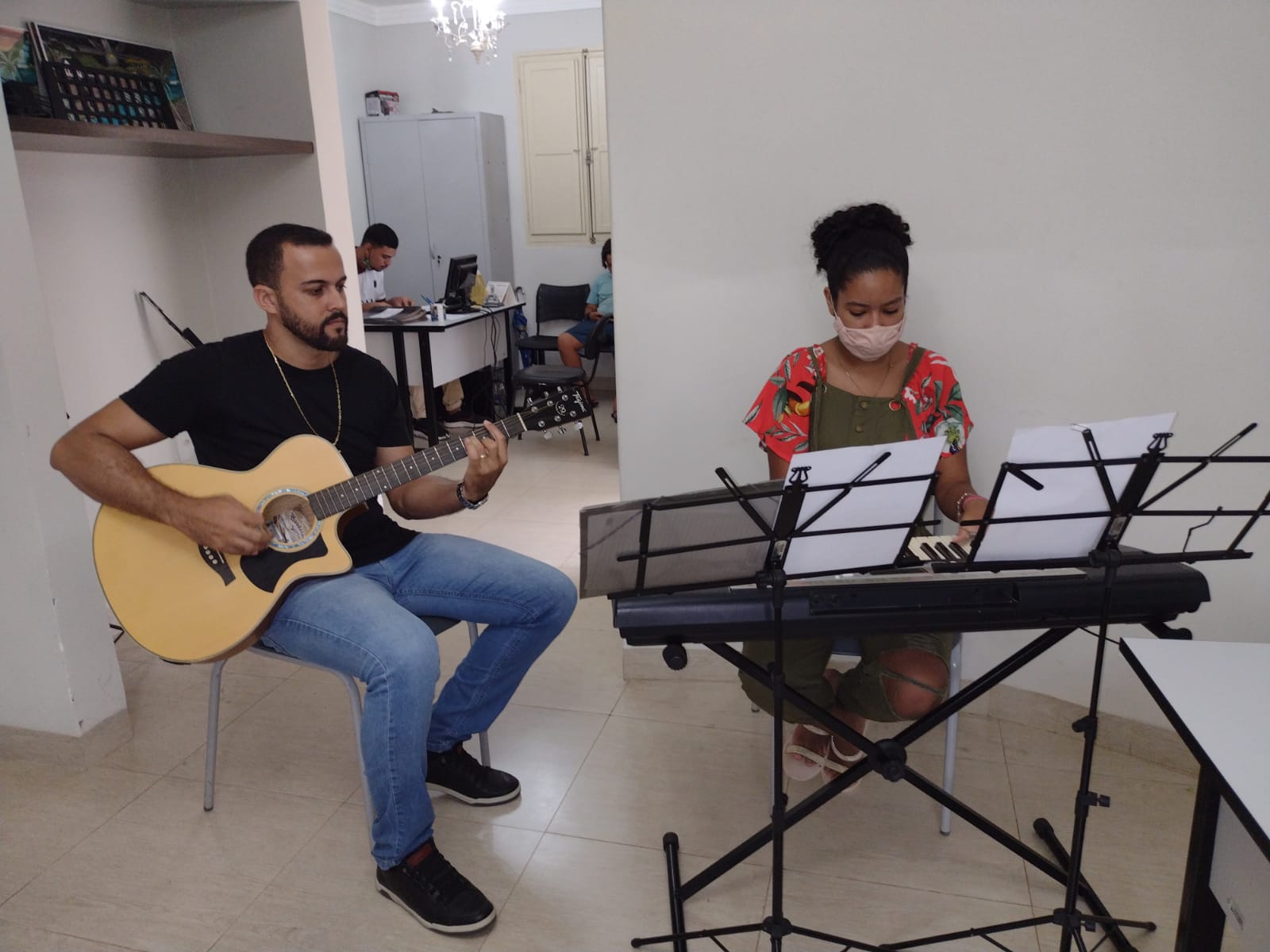 Mateus ministra aula de teclado para Shara Vitória Pereir